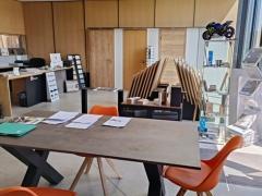 Bedrijf gespecialiseerd in maken en plaatsen deuren - parketvloeren - meubelen gelegen in industriezone des Hauts Sarts Provincie Luik n°1