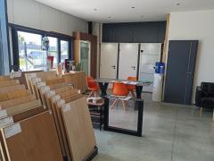 Bedrijf gespecialiseerd in maken en plaatsen deuren - parketvloeren - meubelen gelegen in industriezone des Hauts Sarts Provincie Luik n°2