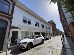 Vastgoedcomplex met commerciële gelijkvloerse ruimte en appartement met 2 slaapkamers Henegouwen n°1